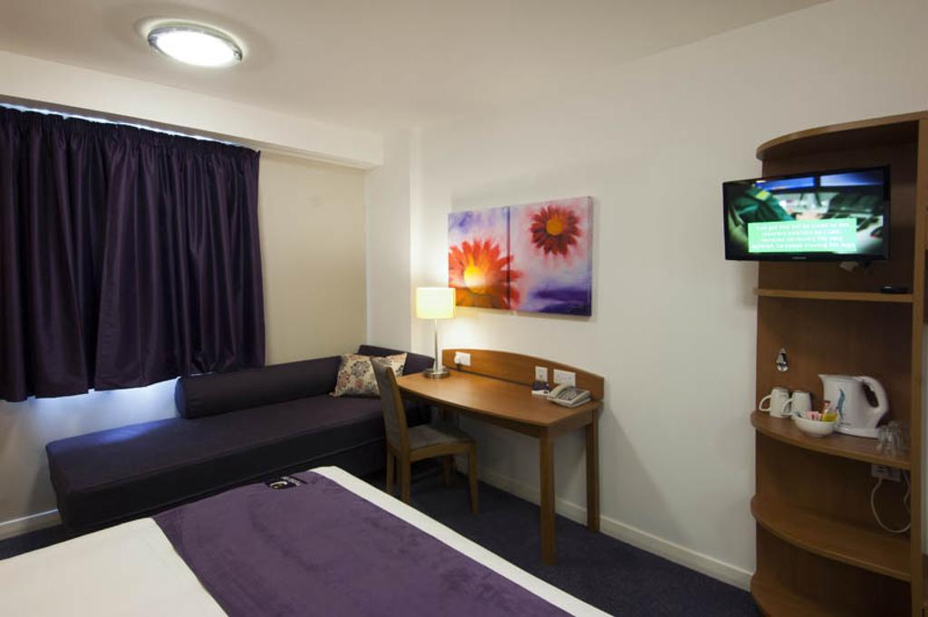 Premier Inn ฮอร์ชัม ภายนอก รูปภาพ