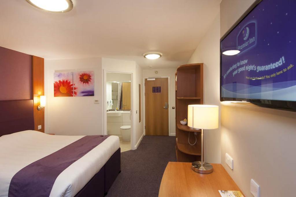 Premier Inn ฮอร์ชัม ภายนอก รูปภาพ