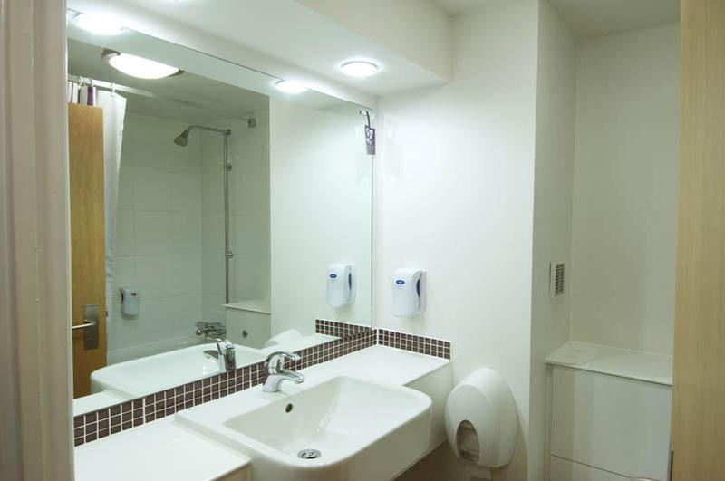 Premier Inn ฮอร์ชัม ภายนอก รูปภาพ
