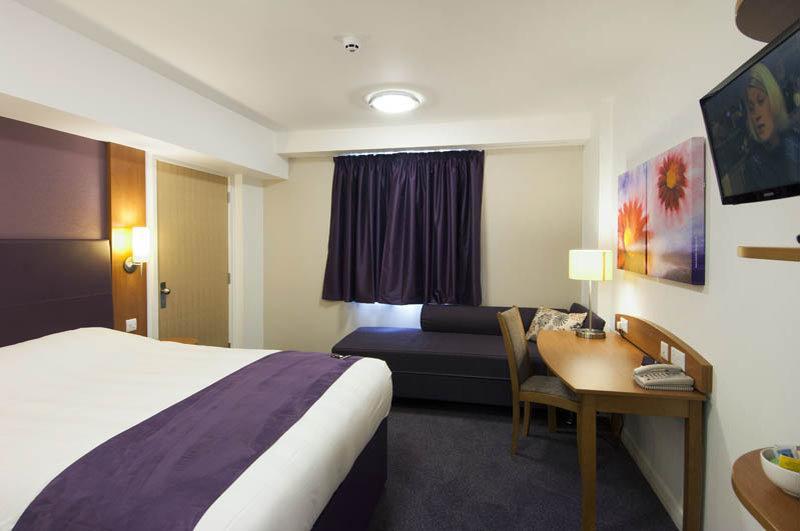 Premier Inn ฮอร์ชัม ภายนอก รูปภาพ